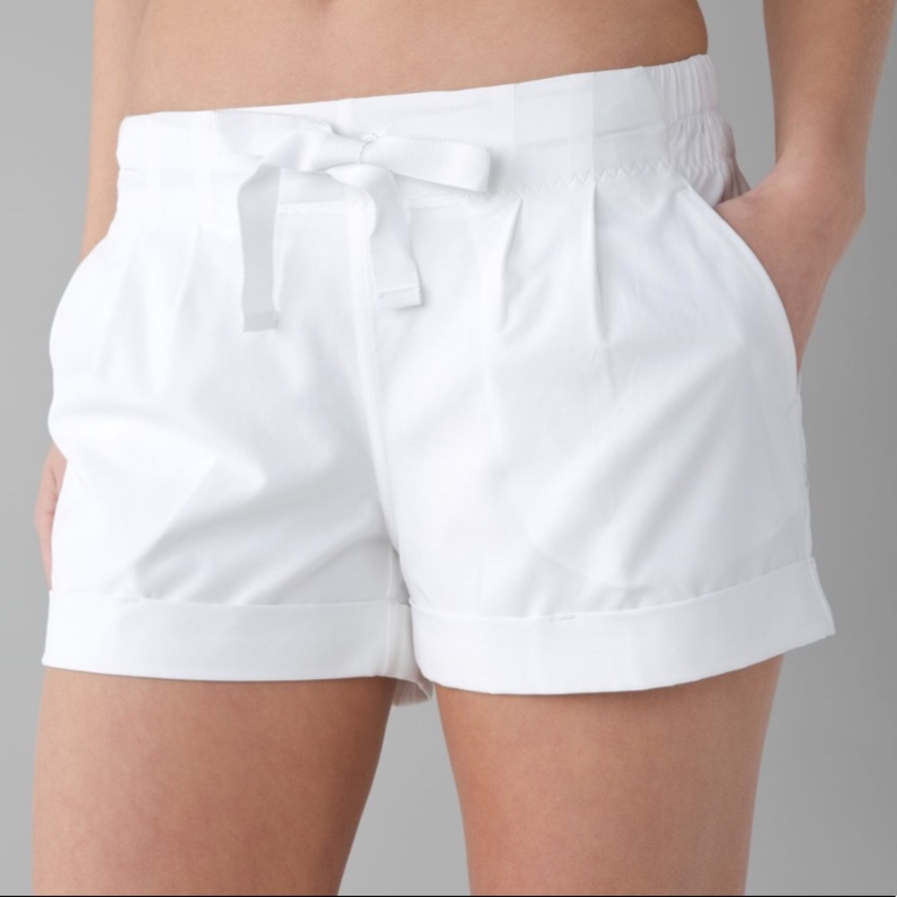 Lululemon Spring Break Away Short II Size 4